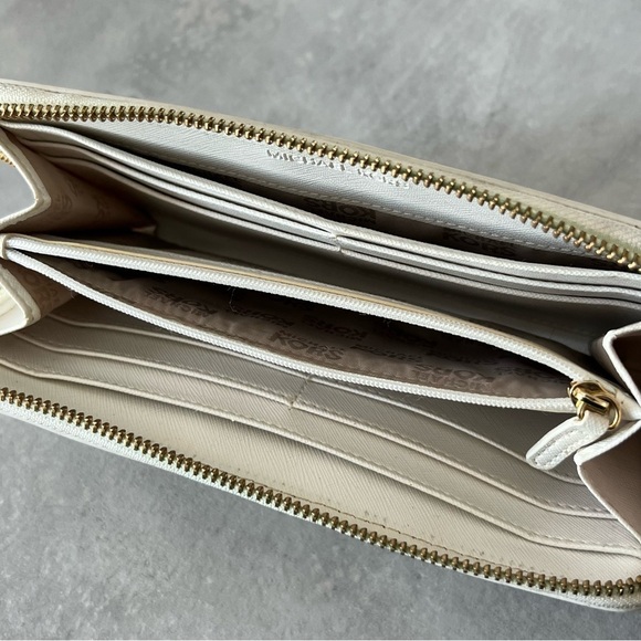 Michael Kors Patent / Saffiano Leather Wallet - Picture 7 of 11